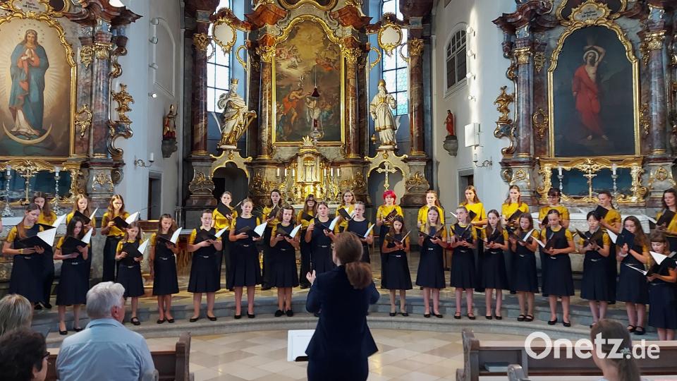 Die „Songs of Life“ des Mädchenchors der Regensburger Domspatzen begeisterten die Zuhörerschaft in der Pfarrkirche St. Johannes der Täufer. Bild: Georg Lang