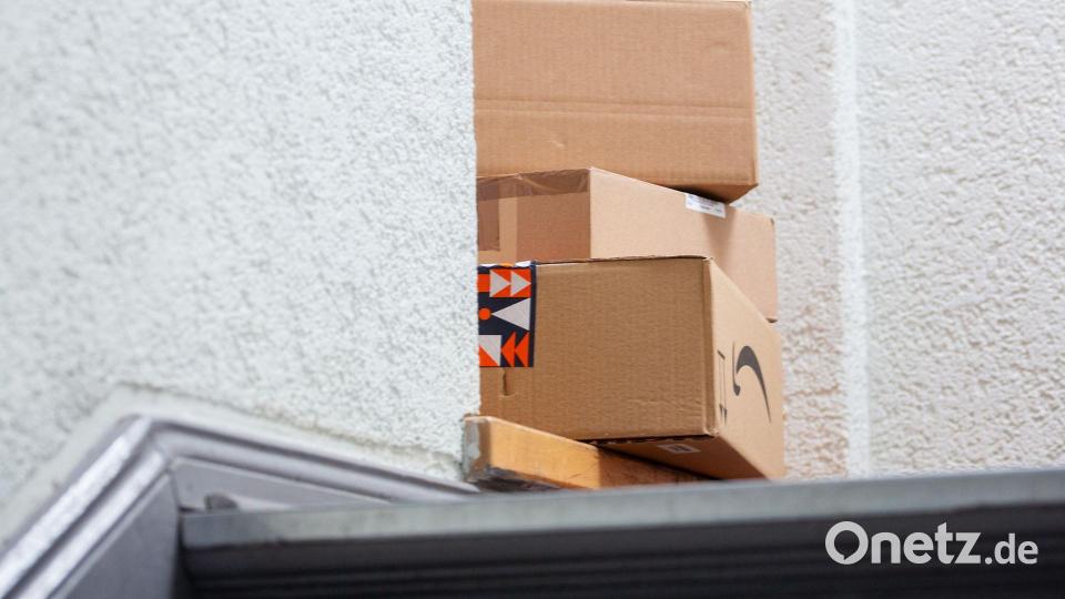 Alltagsszene in einem deutschen Treppenhaus: Unter den gelieferten Paketen ist auch eins von Amazon mit dabei. (Archivbild) Bild: Fernando Gutierrez-Juarez/dpa