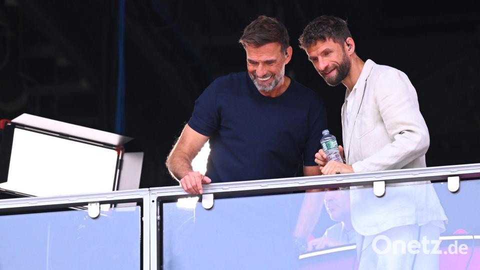 Klopp und Müller erlaubten sich auch als WM-Experten manchen Scherz. Bild: Tom Weller/dpa