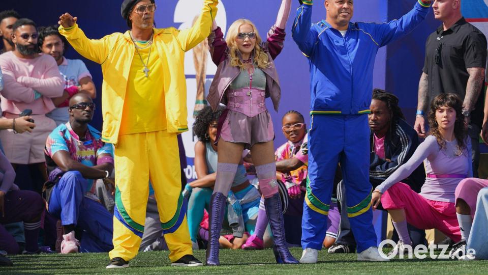 Sängerin Madonna tritt mit den Ex-Fußballern Ronaldinho (l) und Ronaldo bei der Halbzeitshow auf. Bild: Julio Cortez/AP/dpa