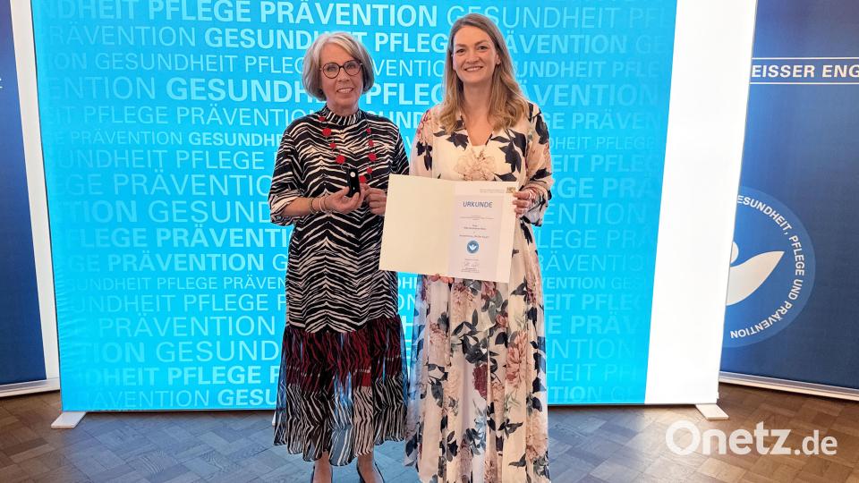 Auch Elke Horstmann-Henn (links) wurde von Ministerin Judith Gerlach geehrt. Bild: Bayerisches Staatsministerium für Gesundheit, Pflege und Prävention