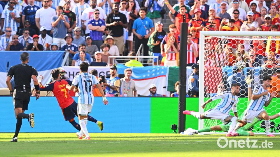 Ferrán Torres (2.vl) erzielt das Tor zum 1:0. Bild: Tom Weller/dpa