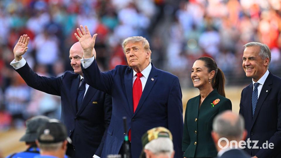 Infantino und Trump winken in East Rutherford ins Publikum. Bild: Tom Weller/dpa