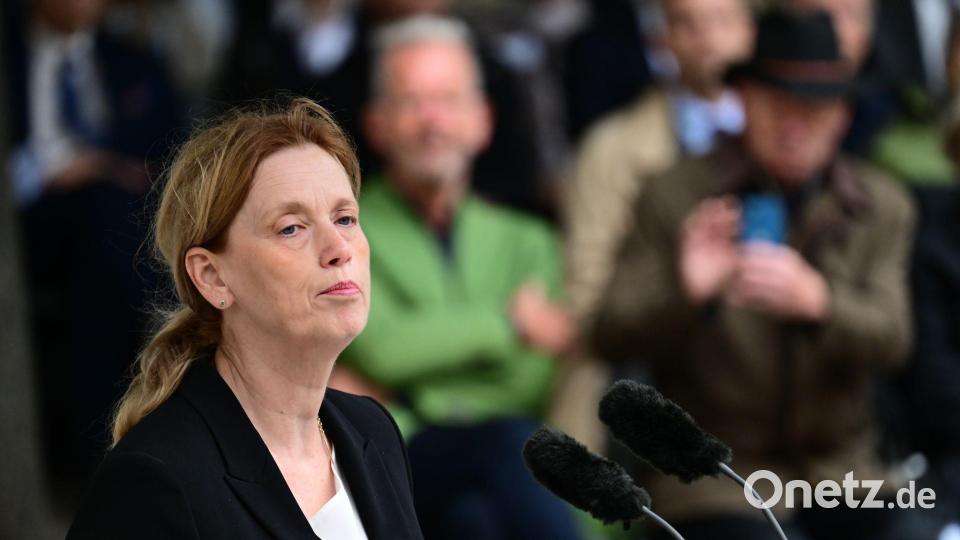 Bundesfamilienministerin Karin Prien (CDU) spricht in ihrer Rede anlässlich des gescheiterten Hitler-Attentats auch über ihre Familiengeschichte. Ihre jüdischen Urgroßmütter wurde im Vernichtungslager Sobibor ermordet. Bild: Sebastian Christoph Gollnow/dpa