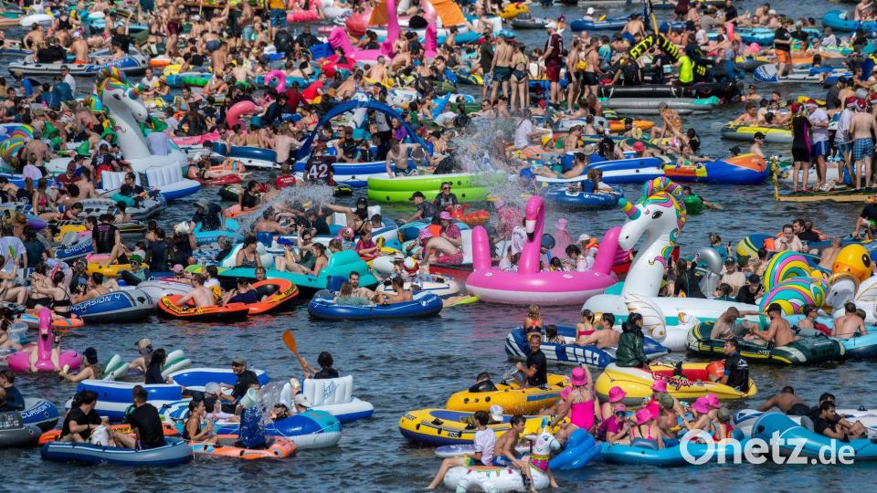 Bunte Wasserparty: Beim Fest „Nabada“ in Ulm treiben Menschen in Gummibooten die Donau hinab. Bild: Stefan Puchner/dpa