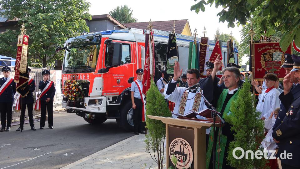 Pfarrer Thomas Kohlhepp und Pfarrer Andreas J. Ruhs segnen das neue Feuerwehr-Löschfahrzeug. Bild: Helmut Kunz