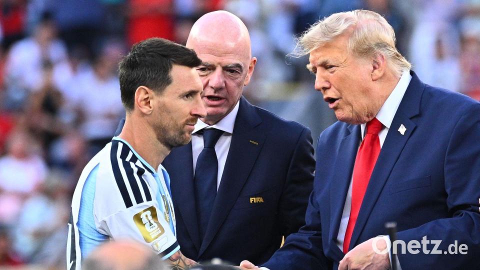 Donald Trump (r) ehrt Lionel Messi. Bild: Tom Weller/dpa