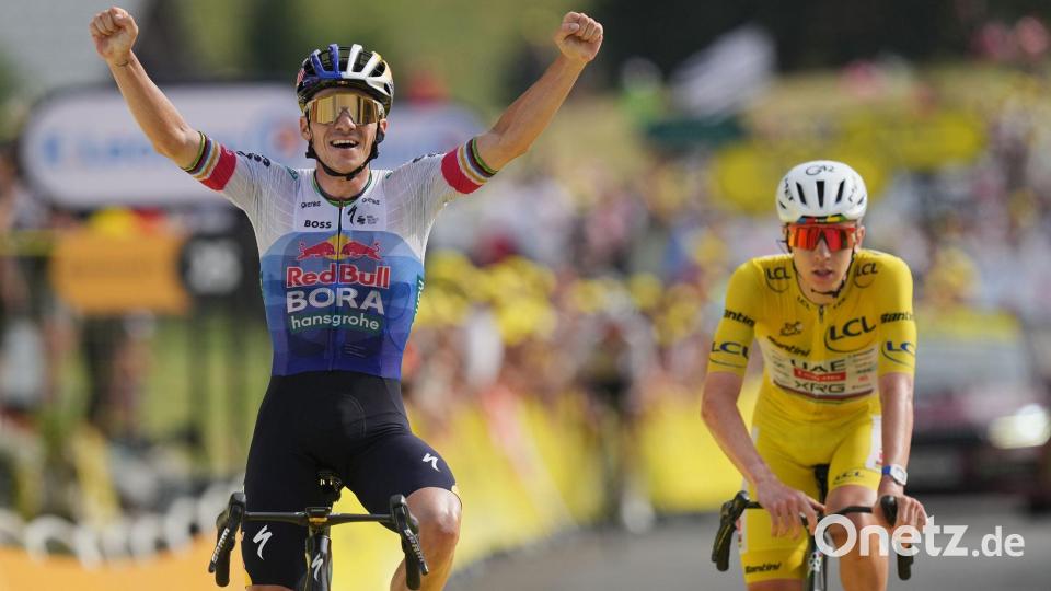 Remco Evenepoel jubelt im Ziel vor Tadej Pogacar. Bild: Thibault Camus/AP/dpa
