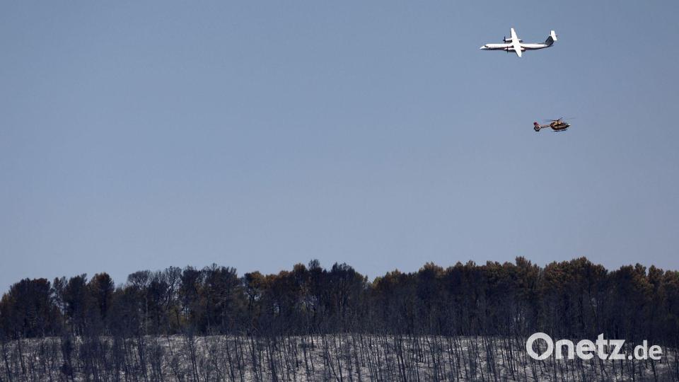 Im Süden Frankreichs kämpft die Feuerwehr weiter gegen Waldbrände. Bild: Thibaud Moritz/AFP/dpa