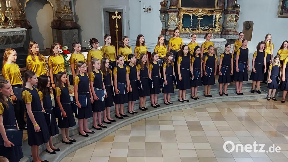 Die „Songs of Life“ des Mädchenchors der Regensburger Domspatzen begeisterten die Zuhörerschaft in der Pfarrkirche St. Johannes der Täufer. Bild: Georg Lang