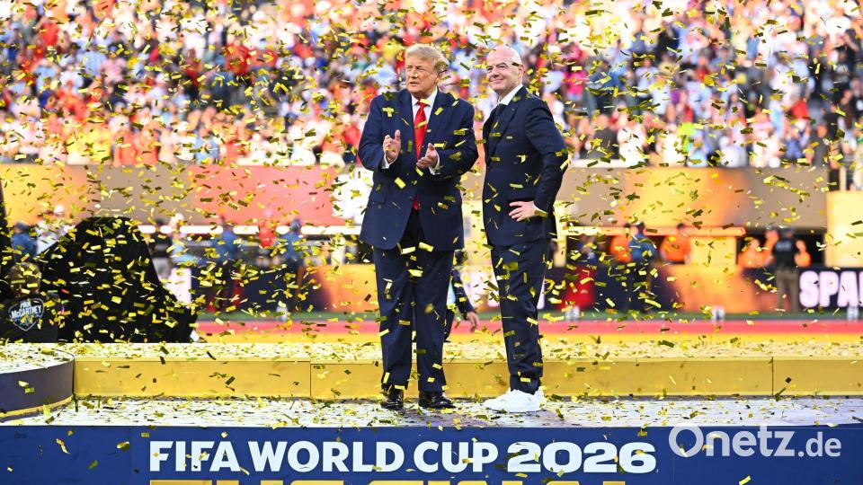 Trump und Infantino alleine im Konfettiregen. Bild: Tom Weller/dpa