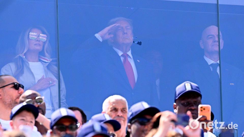 Donald Trump (M) verfolgte das Spiel zwischen seiner Frau Melania und FIFA-Präsident Gianni Infantino. Bild: Tom Weller/dpa