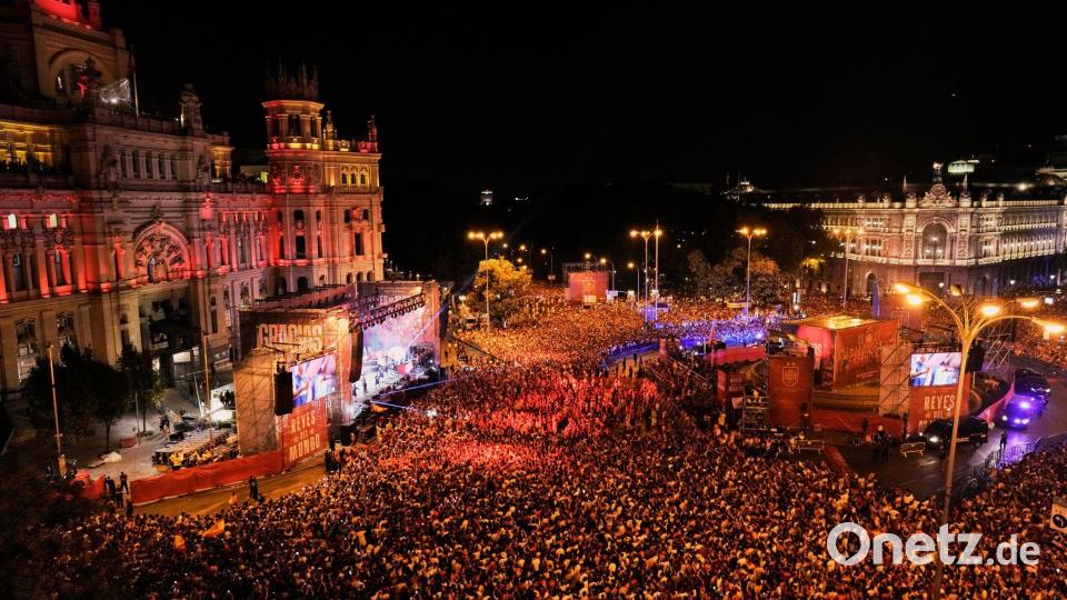 Spieler der spanischen Fußballnationalmannschaft feiern mit ihren Fans. Bild: Bernat Armangue/AP/dpa