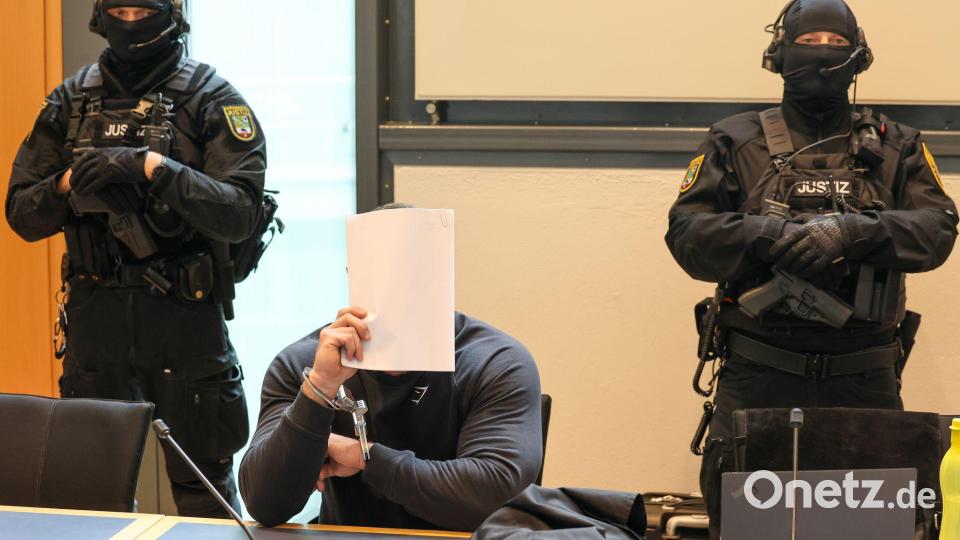 Der Angeklagte sitzt im Gerichtssaal des Landgerichts Magdeburg zwischen zwei Justizbeamten. Bild: Peter Gercke/dpa