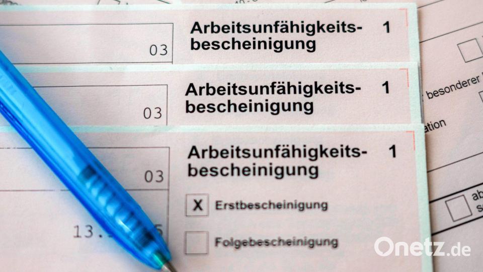 Erkältungen und Grippe waren laut DAK-Auswertung zweithäufigste Ursache für Fehlzeiten. (Archivbild) Bild: Sina Schuldt/dpa