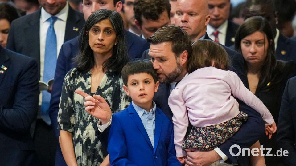 JD Vance und seine Frau Usha hatten bereits drei Kinder - nun sind es vier. (Archivbild) Bild: Alessandra Tarantino/AP/dpa