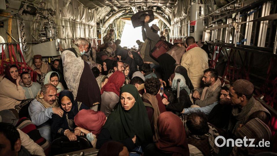Das Flugzeug wird zum Zufluchtsort: Am Flughafen Kabul spielten sich dramatische Szenen ab - in Wirklichkeit und nun auch in der Serie. Bild: Domniki Mitropoulou/ZDF/dpa