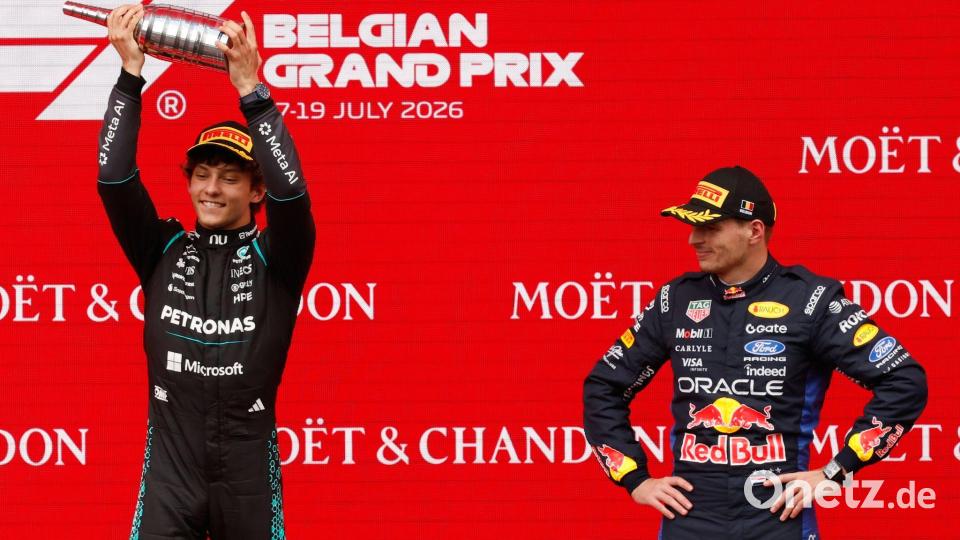 Verstappen (rechts) kann nur zuschauen, wie Antonelli den Siegerpokal in die Luft reckt. Bild: Geert Vanden Wijngaert/AP/dpa