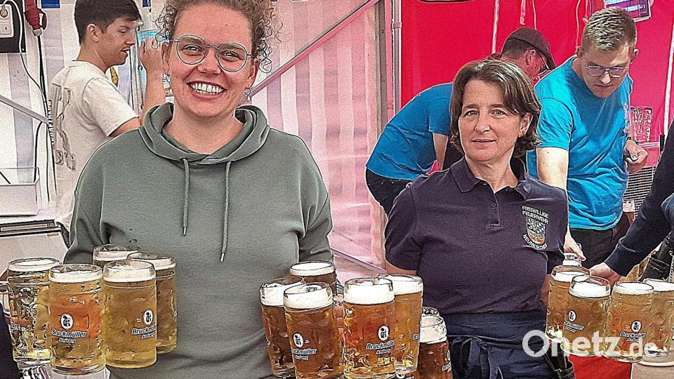 Beim Frühschoppen versorgten die Bedienungen die Gäste unermüdlich mit Bier und Radler. Bild: Reinhard Kreuzer
