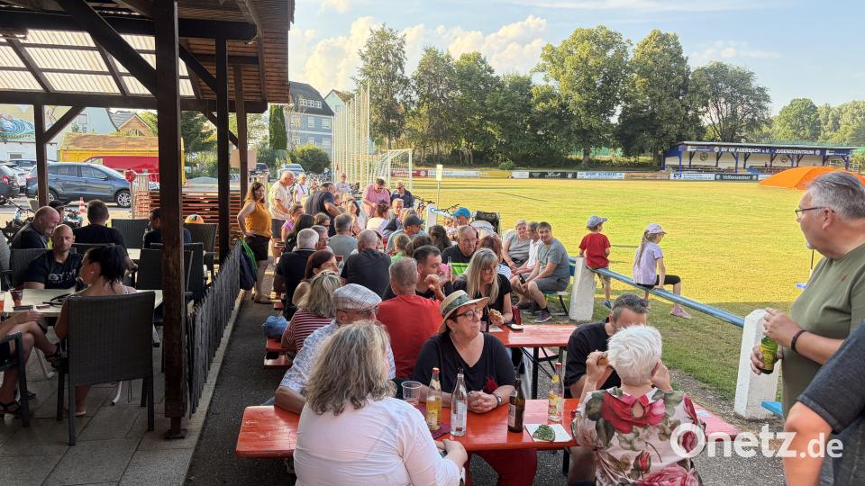 Der Pop-Up-Biergarten in Auerbach zieht zahlreiche Besucher an. Bild: Holger Eckert
