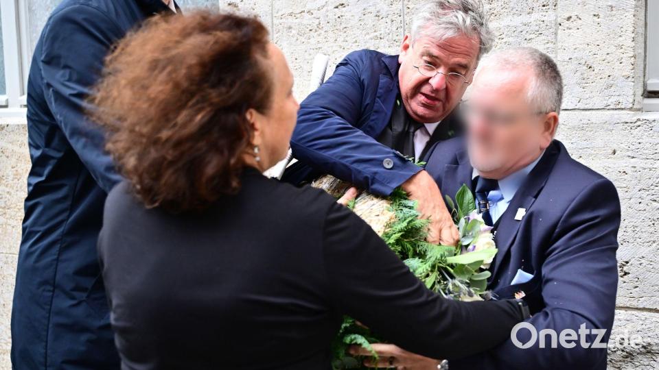 In der Gedenkstätte Deutscher Widerstand kommt es zu einem Handgemenge, als Tobias Korenke (Mitte), Großneffe Dietrich Bonhoeffers vor einer Gedenkveranstaltung der Bundesregierung versucht, einen Kranz der AfD zu entfernen. Bild: Sebastian Gollnow/dpa