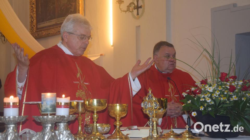 Domkapitular Dr. Josef Kreiml zelebriert mit Pfarrer Matthias Nowotny (von links) den Festgottesdienst. Bild: Ernst Frischholz