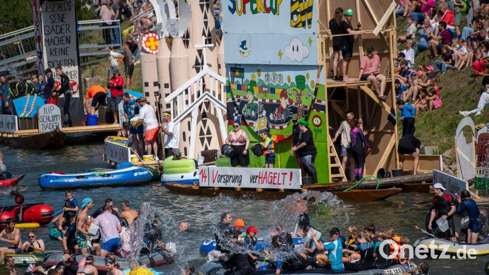Beim Fest „Nabada“ treiben tausende Menschen mit Booten auf der Donau hinab. Bild: Stefan Puchner/dpa