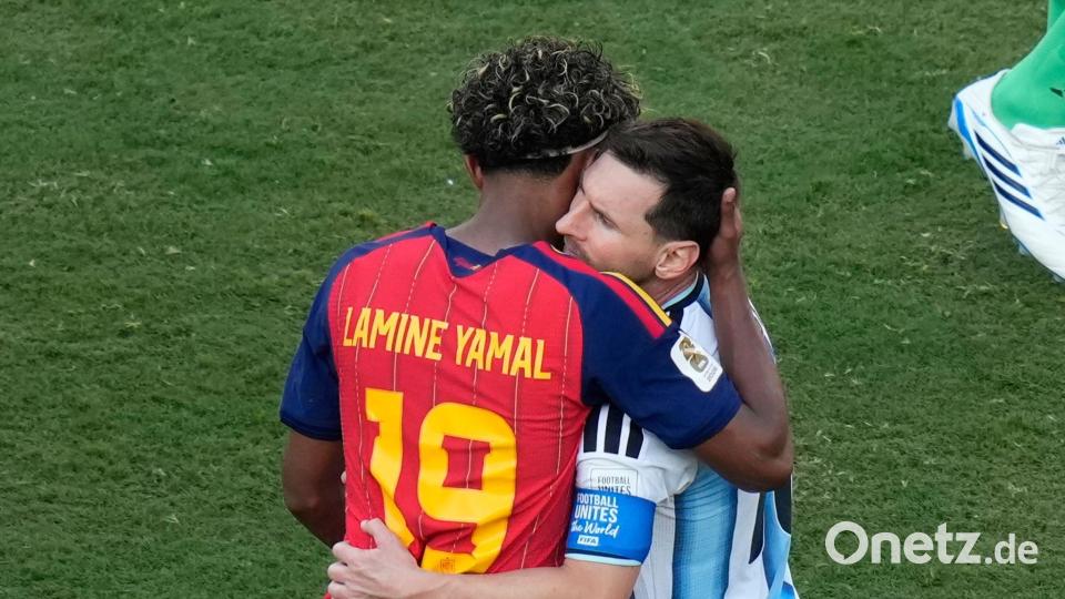 Spaniens Lamine Yamal (l.) nahm Messi tröstend in den Arm. Bild: Seth Wenig/AP/dpa