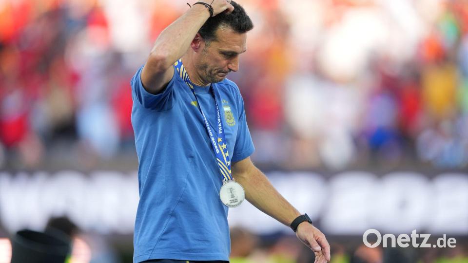 Argentiniens Trainer Lionel Scaloni war nach der Niederlage untröstlich. Bild: Julio Cortez/AP/dpa