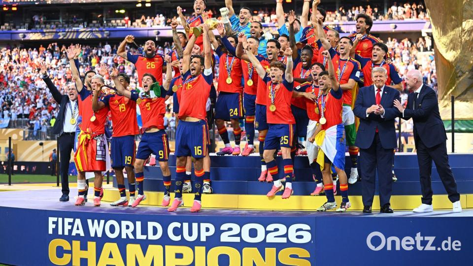 Rodri hält bei der Siegerehrung die WM-Trophäe in die Höhe. Bild: Tom Weller/dpa