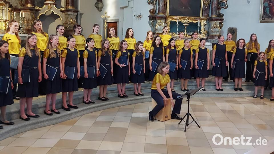 Die „Songs of Life“ des Mädchenchors der Regensburger Domspatzen begeisterten die Zuhörerschaft in der Pfarrkirche St. Johannes der Täufer. Bild: Georg Lang