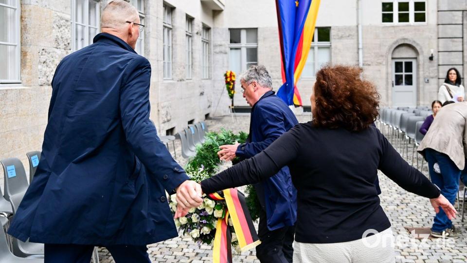 Tobias Korenke (M), Großneffe von Dietrich Bonhoeffer, entfernt während einer Gedenkveranstaltung der Bundesregierung im Berliner Bendlerblock zum Nationalen Gedenktag an den Widerstand gegen die nationalsozialistische Gewaltherrschaft den Kranz der AfD. Bild: Sebastian Christoph Gollnow/dpa