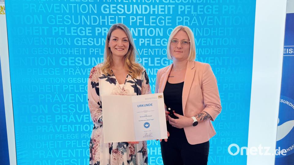 Daniela Grenzer (rechts) aus Weiden erhielt von Gesundheitsministerin Judith Gerlach (links) die Auszeichnung "Weißer Engel". Bild: Bayerisches Staatsministerium für Gesundheit, Pflege und Prävention