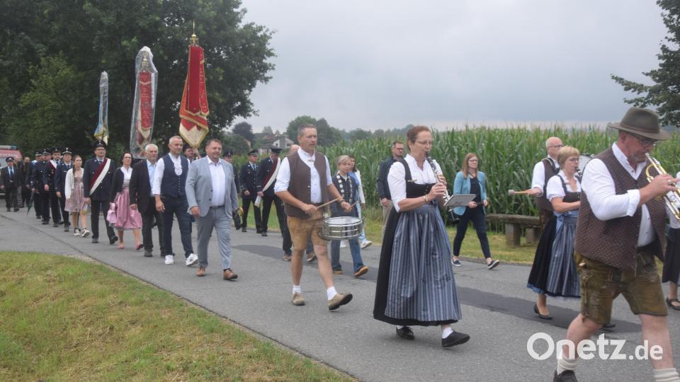 Angeführt von der Etzenrichter Blasmusik marschiert der Kirchenzug mit den Ehrengäste und den Vereinen von Ilsenbach hoch auf den Botzerberg zu Sankt Quirin. Bild: Ernst Frischholz