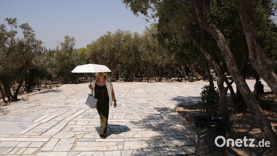 Touristen in Griechenland müssen sich für eine mehrtägige Hitzewelle wappnen. Bild: Socrates Baltagiannis/dpa