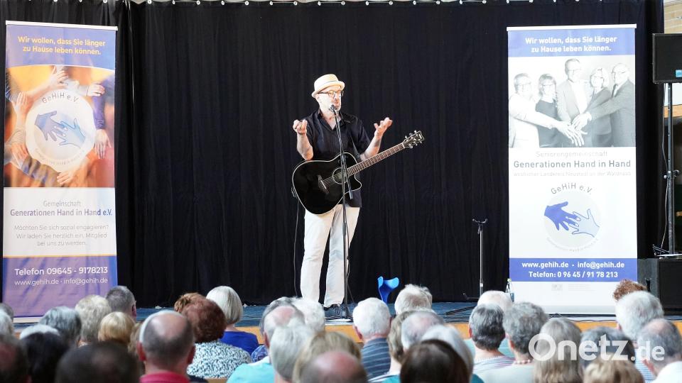 Mit Musik und Oberpfälzer Mundart sorgte Hubert Treml in Pressath für beste Unterhaltung. Bild: Jürgen Masching
