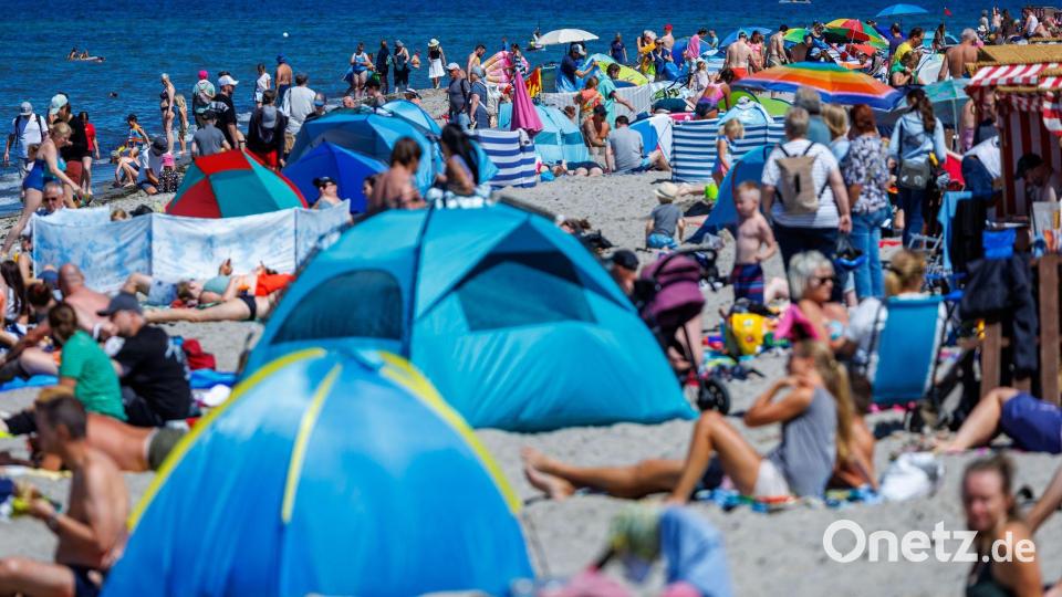 Beachtlicher Andrang: Urlauber und Tagesgäste tummeln sich bei sonnigem Wetter am Strand von Timmendorf auf der Ostseeinsel Poel. Bild: Jens Büttner/dpa
