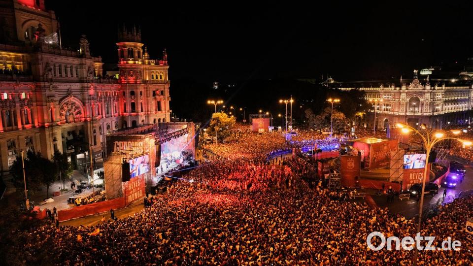 Spieler der spanischen Fußballnationalmannschaft feiern in Madrid. Bild: Bernat Armangue/AP/dpa