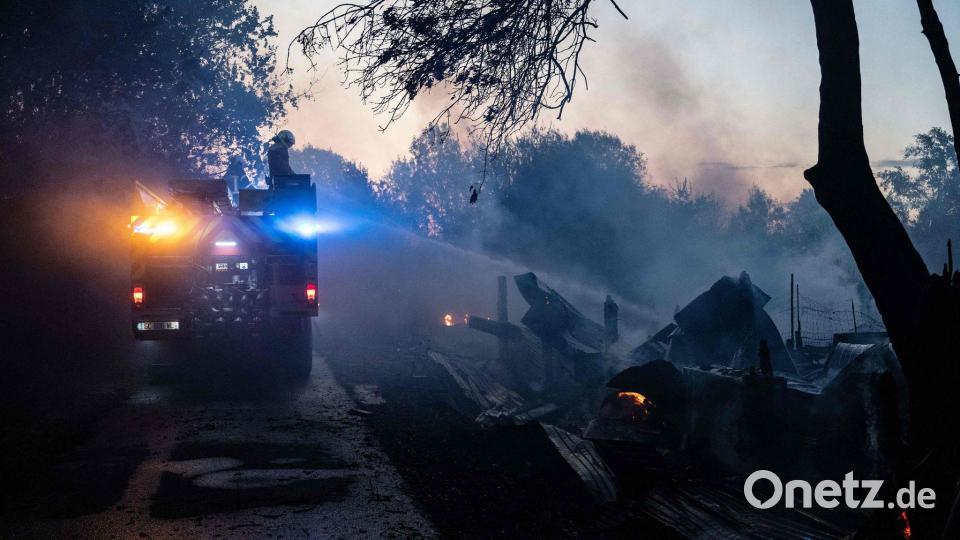 Kein Ende der Waldbrände in Frankreich: Feuerwehrleute löschen einen Brand der in der Nähe einer Siedlung in Nantes. Bild: Sebastien Salom-Gomis/AFP/dpa