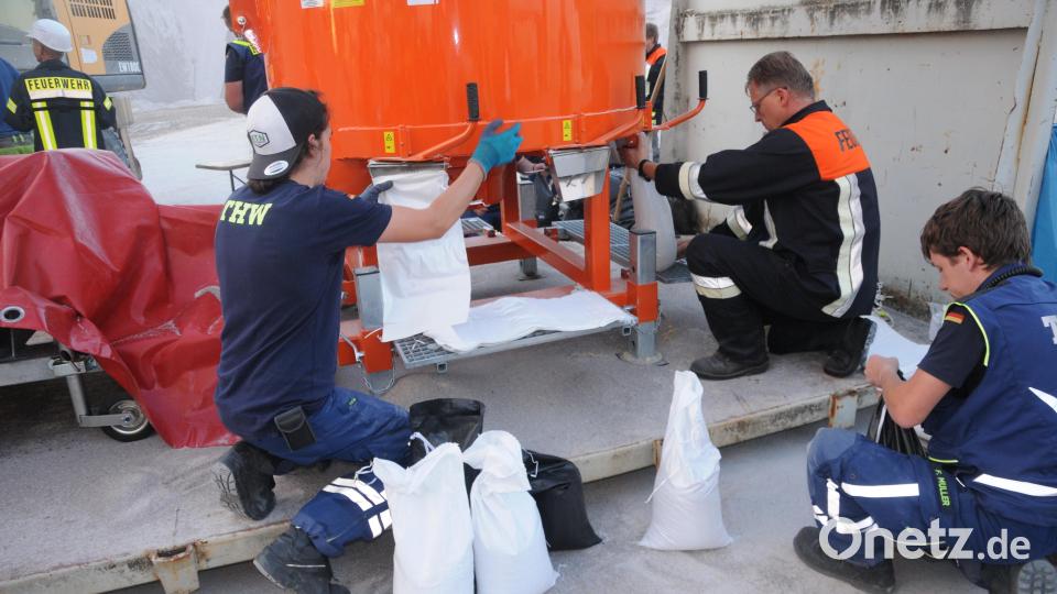 Bis zu sieben Leute können gleichzeitig an der neuen Absackmaschine des Landkreises Amberg-Sulzbach arbeiten und rund 4600 Sandsäcke pro Stunde füllen. Bild: ge