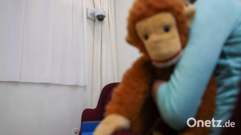 Die Polizei registriert steigende Fallzahlen bei sexueller Gewalt gegen Kinder und sieht ein großes Dunkelfeld. (Symbolbild) Bild: Jan Woitas/dpa