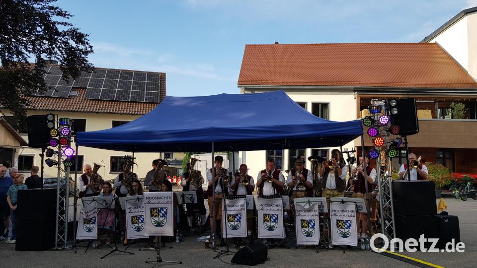 Die Moosbacher Musikanten hatten ein riesiges Repertoire an Stücken und Liedern wie „Eine letzte Runde“, „Unsere Reise“, „Wir Musikanten“, „Weinkeller-Polka“ bis „Böhmische Liebe“ sowie auch Standardstücke aus Bayern und Böhmen. Bild: Peter Garreiss