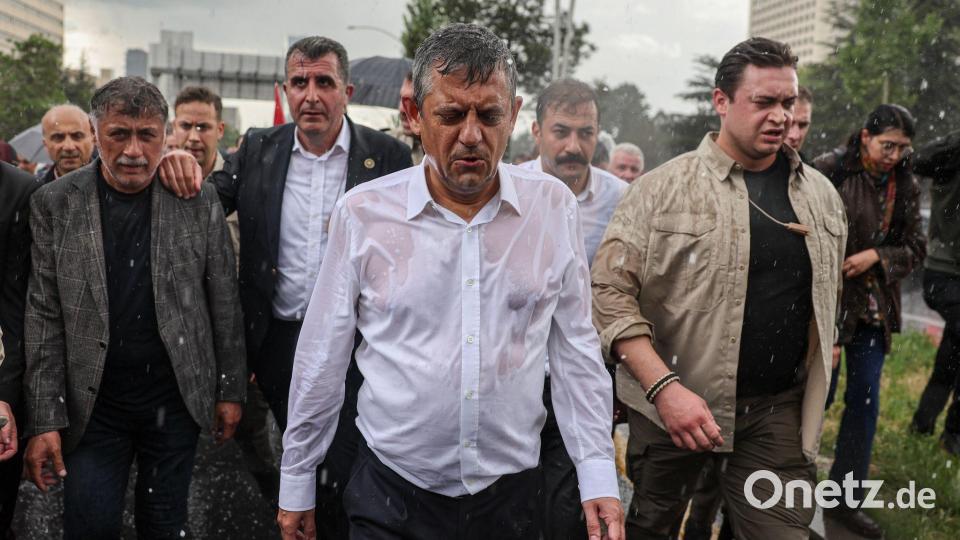 Özel führt im strömenden Regen einen Protestmarsch an. (Archivbild) Bild: Ugur Yildirim/Dia Photo/AP/dpa