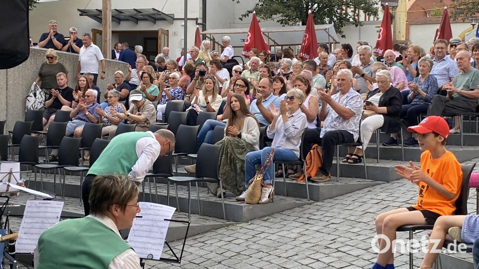 Applaus, Applaus: Dirigent Markus Ferstl bedankt sich beim Publikum. Bild: Claudia Völkl