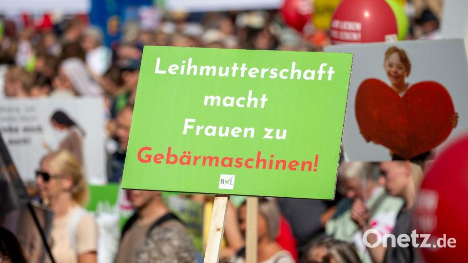 Kommerzialisierung des Kinderkriegens ist für viele Gegnerinnen und Gegner der Leihmutterschaft ein wichtiger Punkt. (Archivbild) Bild: Thomas Banneyer/dpa