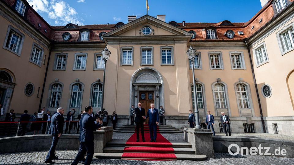 Empfang in der Berliner Villa Borsig: Bundespräsident Frank-Walter Steinmeier begrüßt  Ilham Alijew, Präsident von Aserbaidschan. Bild: Fabian Sommer/dpa
