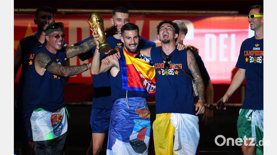 Mit überschwänglicher Freude feierten die frisch gekrönten Weltmeister mit mehr als 100.000 Fans auf dem Cibeles-Platz in Madrid und reckten stolz den WM-Pokal in die Höhe. Bild: Alex Baena/AP/dpa