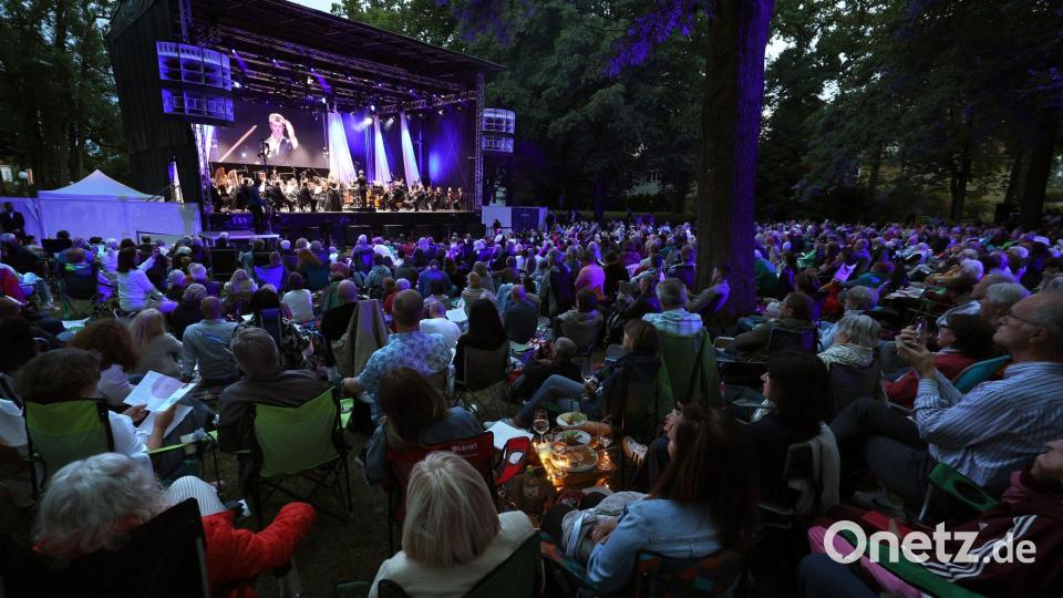 Das Festspiel-Open-Air lockt viele Menschen an. (Archivbild) Bild: Karl-Josef Hildenbrand/dpa