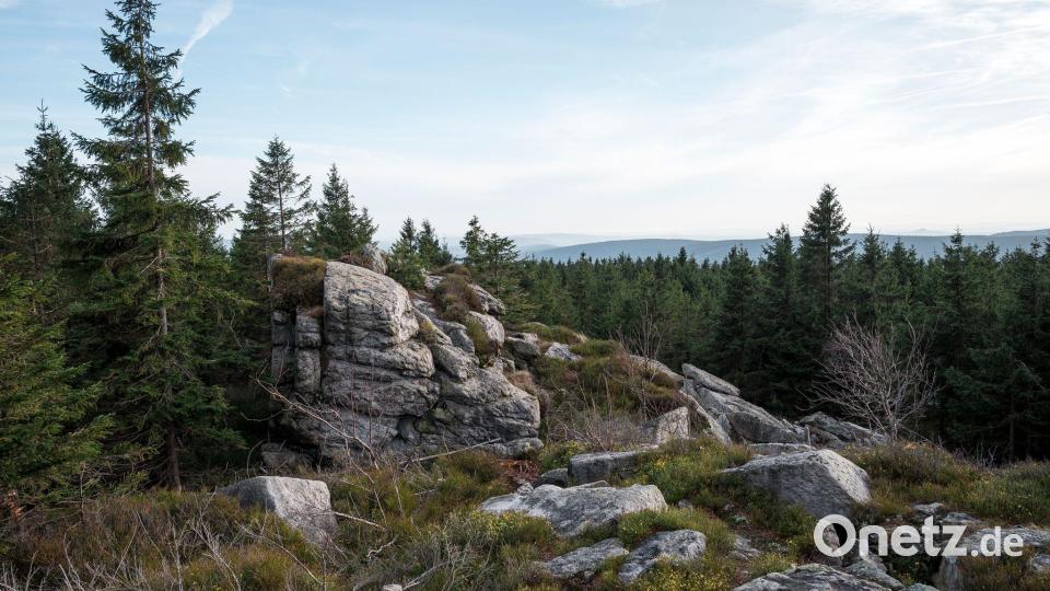Der Ochsenkopf im Fichtelgebirge ist ein beliebtes Ausflugsziel. (Archivbild) Bild: Daniel Vogl/dpa