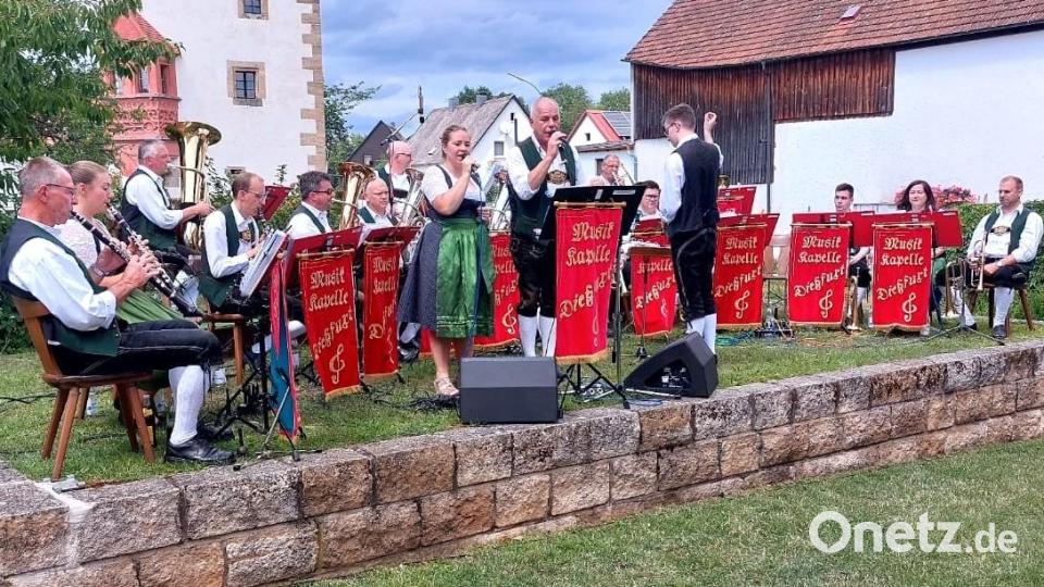 Festbetrieb am alten Feuerwehrhaus nach der Serenade. Bild: Kurt Meiler
